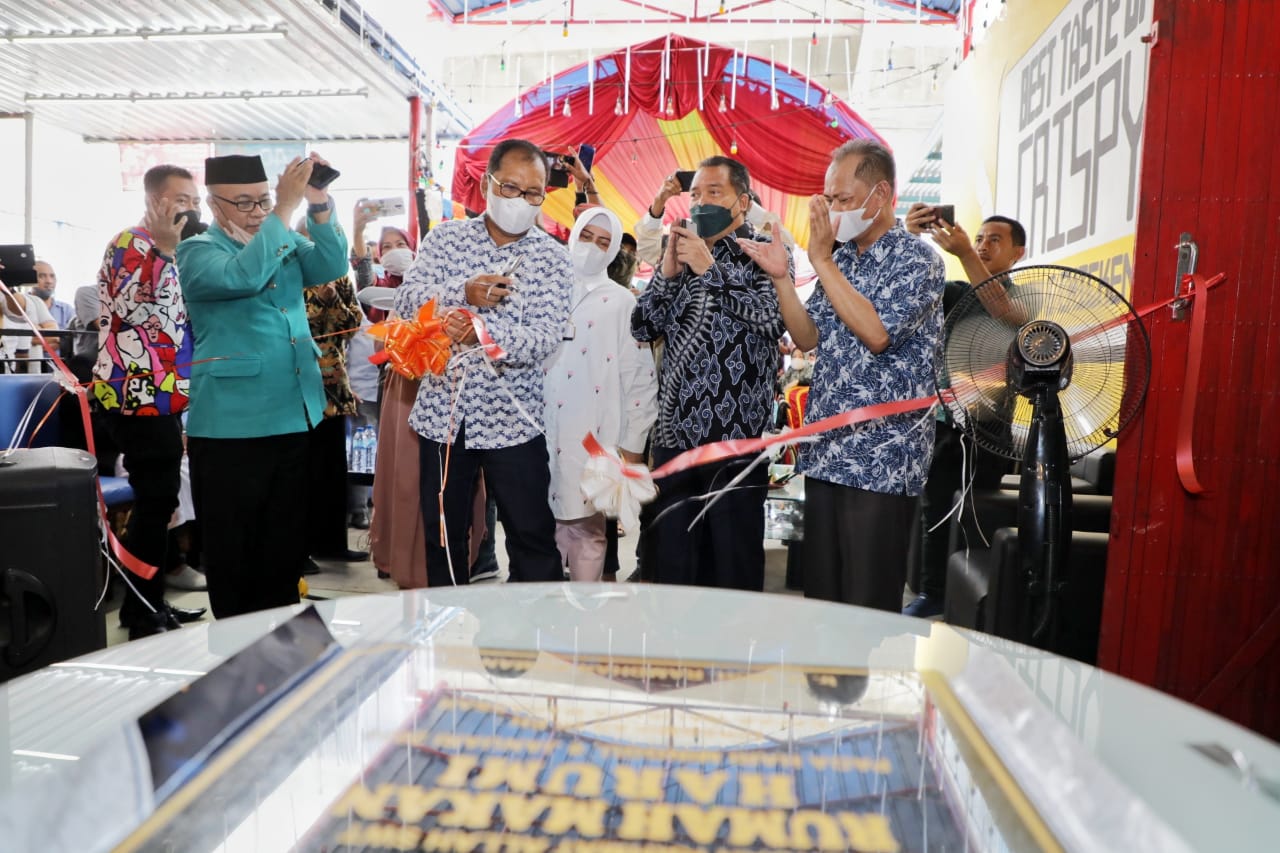 Ramaikan Kuliner Makassar, Danny Resmikan Rumah Makan Harumi